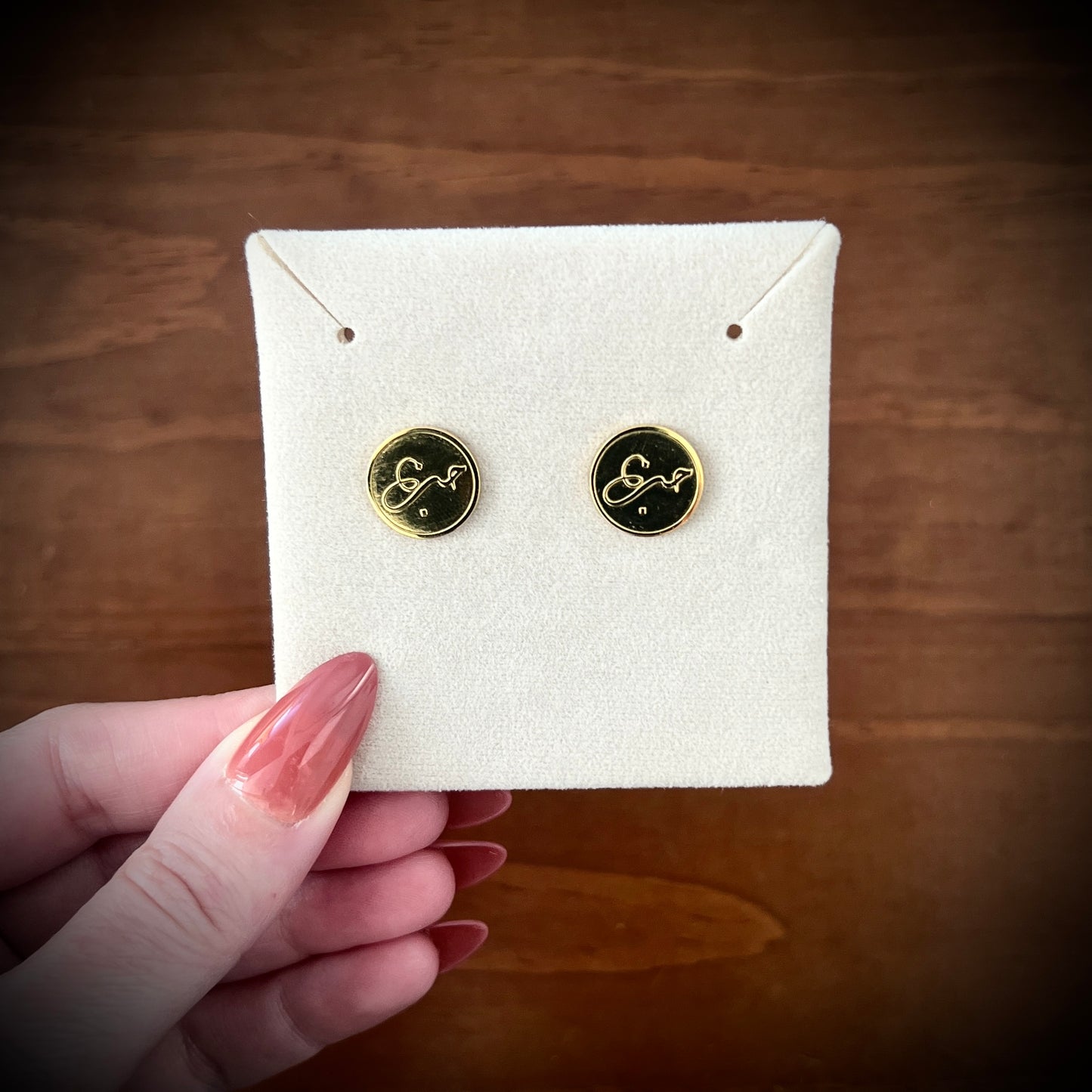 Love (حب | Hub) Studs